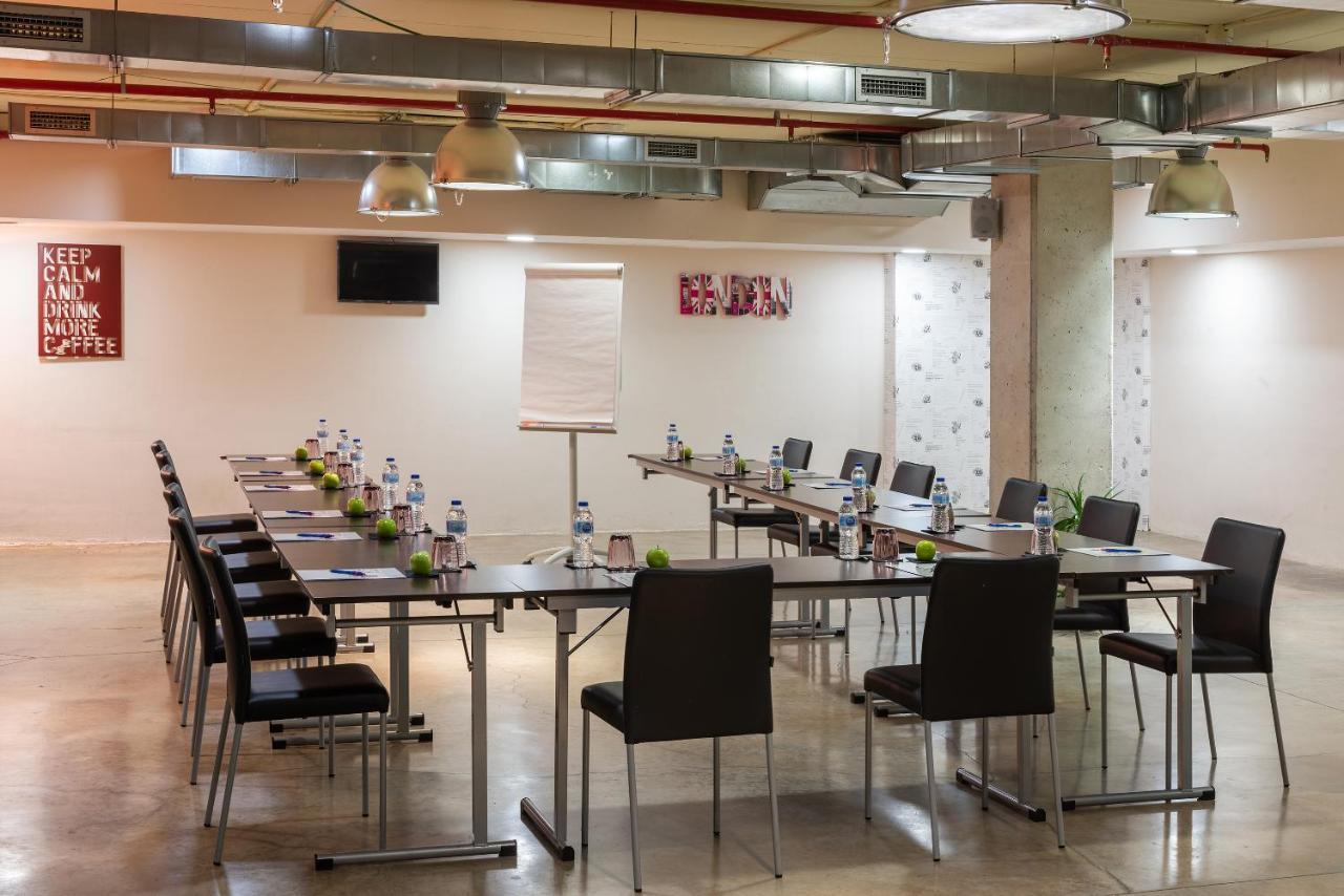Madrid Airport Suites, Affiliated By Melia Екстер'єр фото