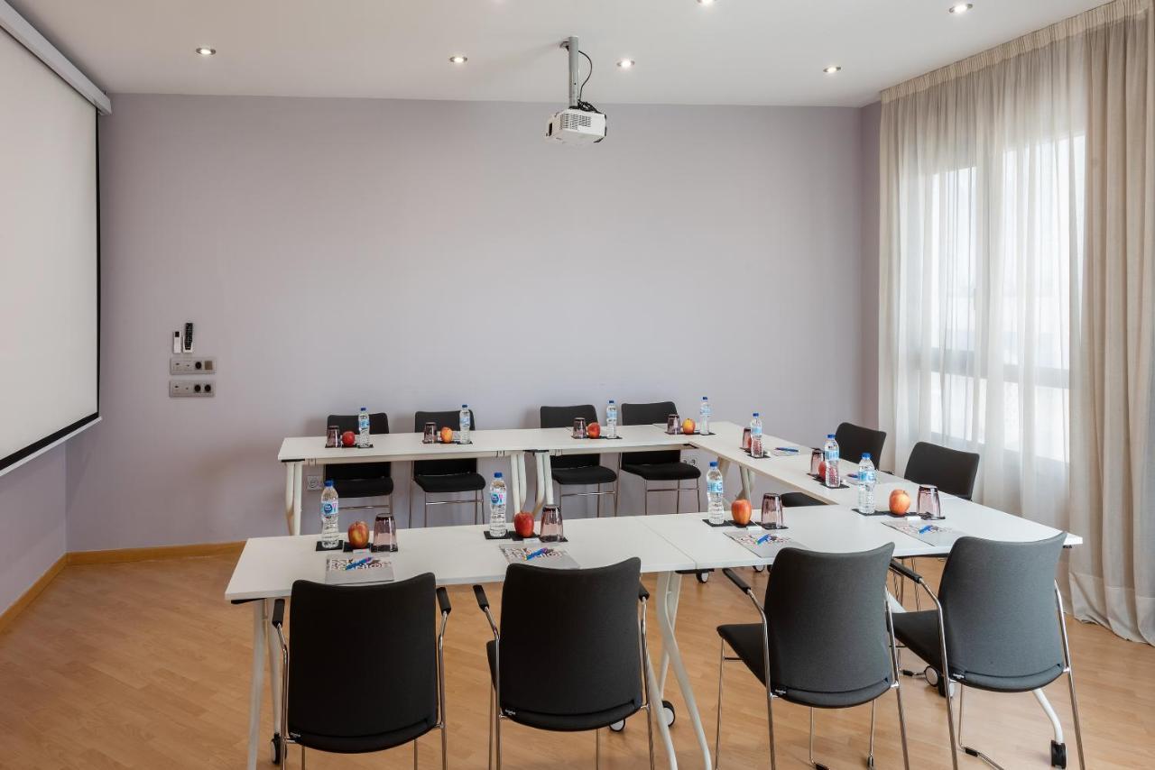 Madrid Airport Suites, Affiliated By Melia Екстер'єр фото